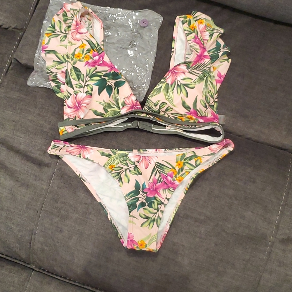 Brand new ruffle cheeky bikini